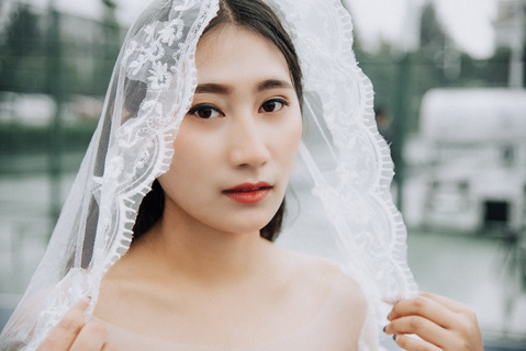 老板说他不要的东西可拿走 这哥仨就“捡”走红木家具