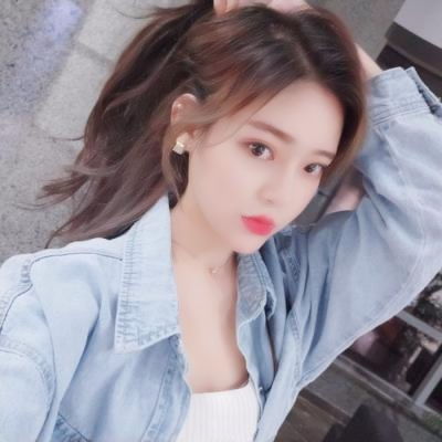 滑冰爱好者汉服秀迎接新年到来