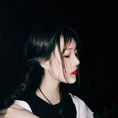 生活不易！狗狗们互相配合表演跨栏